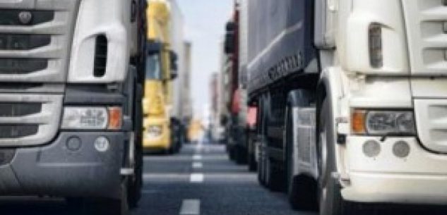 Green pass e autotrasporto, il grido d’allarme di unatras: “le imprese straniere rimpiazzano quelle italiane: il 25% dei nostri camionisti costretto a fermarsi da oggi”.